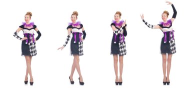 Beyaz soytarı kostümü giymiş bir kız.