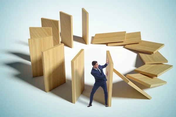 Affärsman i begreppet dominoeffekt — Stockfoto