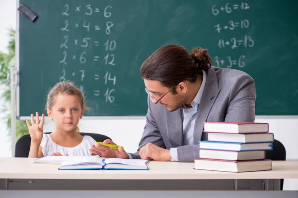 Lehrer mit jungem Mädchen im Klassenzimmer — Stockfoto
