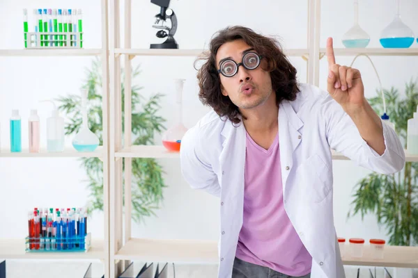 Funny male chemist working in the lab — Stock Photo, Image