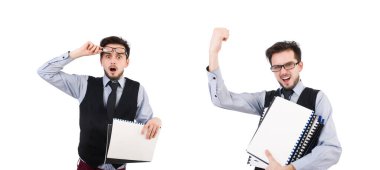 Ofis çalışanı elinde beyaz kağıt tutuyor.