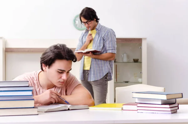 Dos estudiantes varones preparándose para los exámenes en casa — Foto de Stock