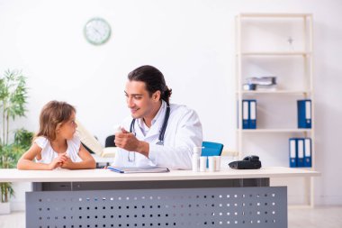 Küçük bir kızla genç bir doktor çocuk doktoru.