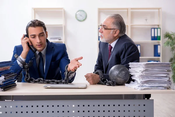 Zwei männliche Mitarbeiter unzufrieden mit exzessiver Arbeit — Stockfoto