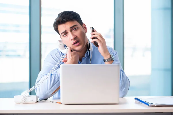 Operatore di call center maschile nel concetto di business — Foto Stock