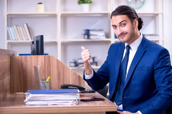 Jovem empresário bonito que trabalha no escritório — Fotografia de Stock