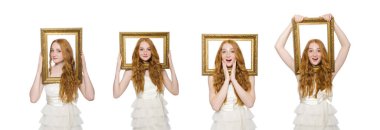 Resim çerçevesini beyaz üzerinde tutan kadın