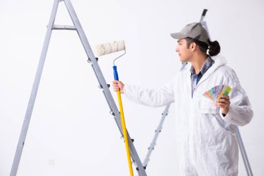 İnşaat alanında çalışan bir ressam.