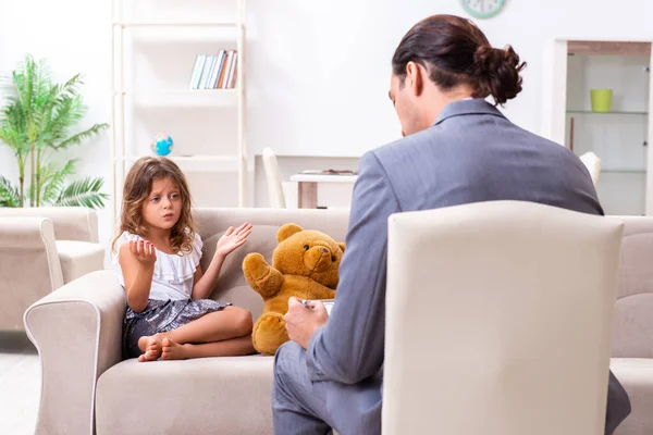 Kinderpsychologe betreut kleines Mädchen — Stockfoto