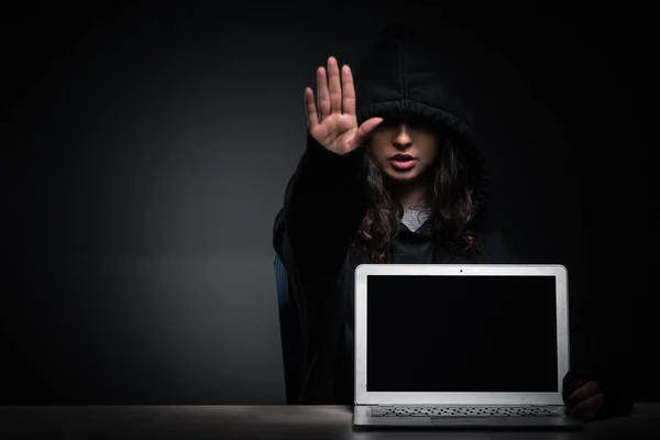 Kobieta haker hakuje firewall bezpieczeństwa późno w biurze — Zdjęcie stockowe
