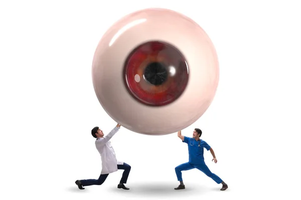 Doktor zkoumá obří oko v lékařském pojetí — Stock fotografie