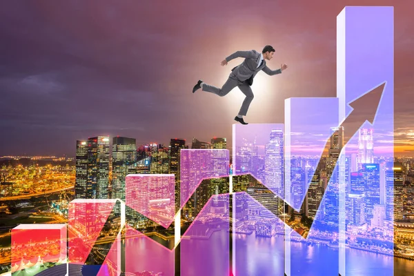 Hombre de negocios escalando gráficos de barras en concepto de crecimiento — Foto de Stock