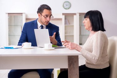 Apartmanda erkek emlakçı ve kadın müşteri