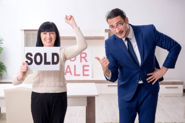Apartmanda erkek emlakçı ve kadın müşteri