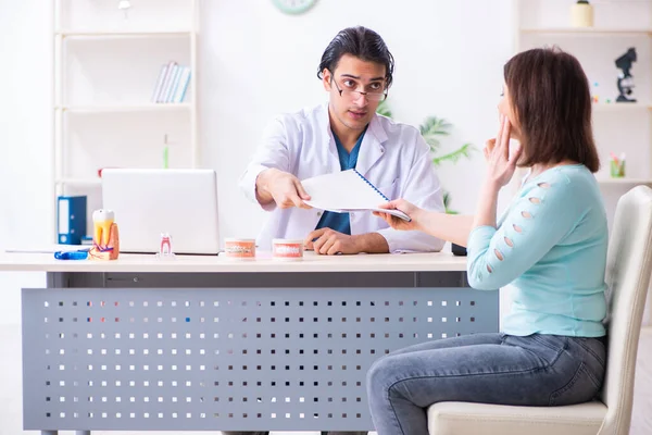 Orta yaşlı bir kadın, erkek doktor stomatoloğu ziyaret ediyor. — Stok fotoğraf