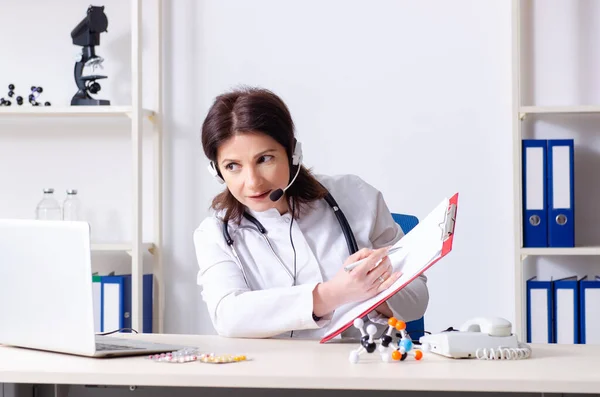 Medico di mezza età nel concetto di telemedicina — Foto Stock