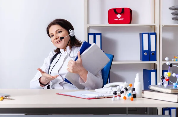 Doctora de mediana edad en concepto de telemedicina — Foto de Stock