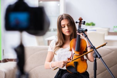 Keman çalan güzel bir blog yazarı