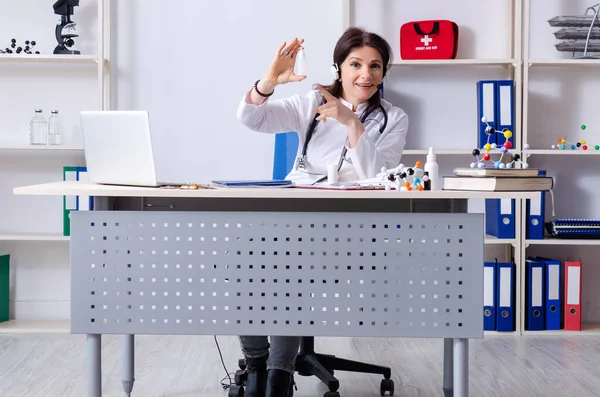 Ärztin mittleren Alters im telemedizinischen Konzept — Stockfoto