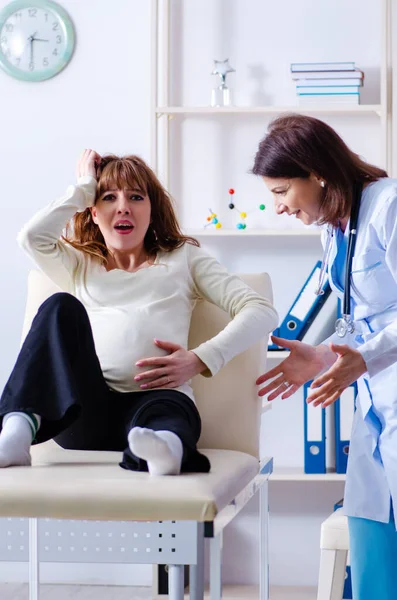 Jonge zwangere vrouw op bezoek bij ervaren gynaecoloog — Stockfoto