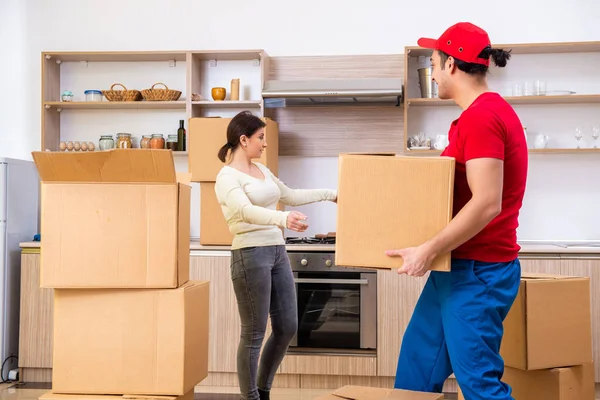 Joven contratista masculino y cliente femenino en concepto móvil — Foto de Stock