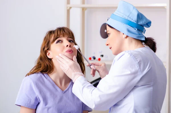 Giovane donna in visita medico femminile otorinolaringoiatra — Foto Stock