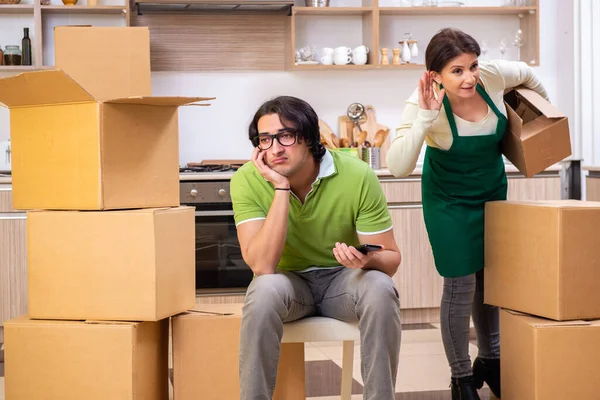 Mère et son fils déménagent dans un nouvel appartement — Photo