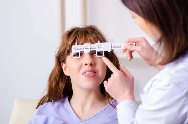 Mujer joven visitando doctora oculista — Foto de Stock