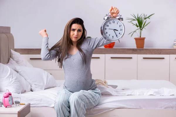 Mujer embarazada joven en el dormitorio — Foto de Stock