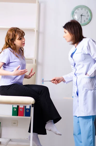 Jonge vrouw bezoekt vrouwelijke arts fysiotherapeut — Stockfoto