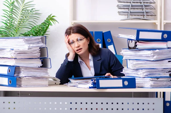 Geschäftsfrau mittleren Alters unzufrieden mit exzessiver Arbeit — Stockfoto