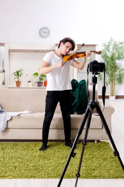 Joven blogger tocando el violín en casa — Foto de Stock