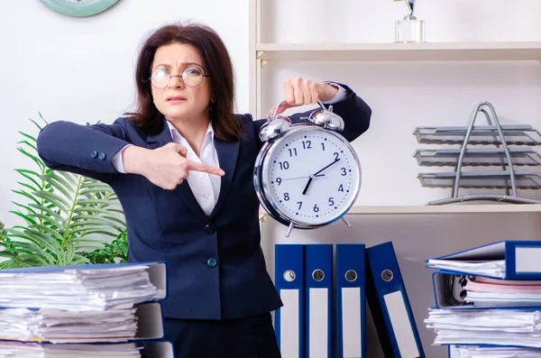 Donna d'affari di mezza età infelice con un lavoro eccessivo — Foto Stock