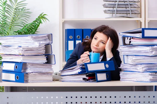 Donna d'affari di mezza età infelice con un lavoro eccessivo — Foto Stock