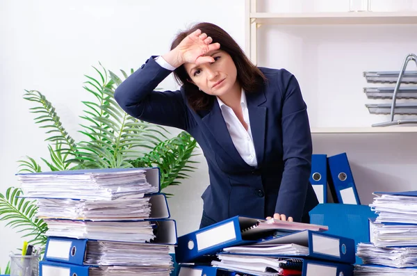 Geschäftsfrau mittleren Alters unzufrieden mit exzessiver Arbeit — Stockfoto