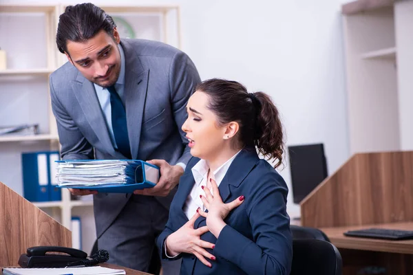 Dos empleados que trabajan en la oficina — Foto de Stock