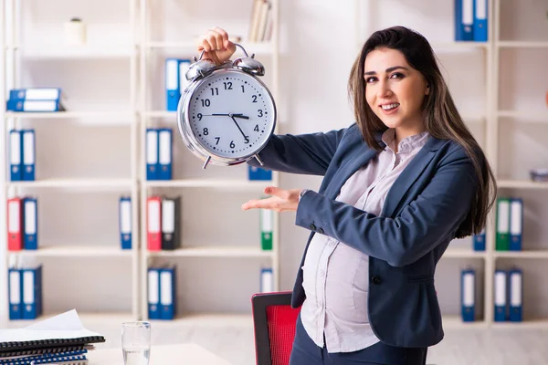 Junge schwangere Frau arbeitet im Büro — Stockfoto