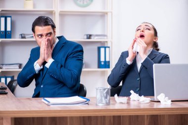 İki çalışan işyerinde acı çekiyor