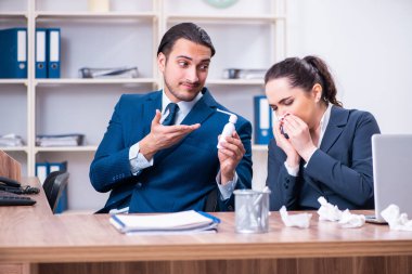 İki çalışan işyerinde acı çekiyor