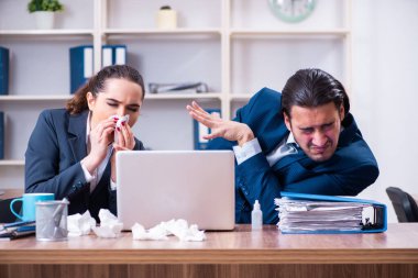 İki çalışan işyerinde acı çekiyor