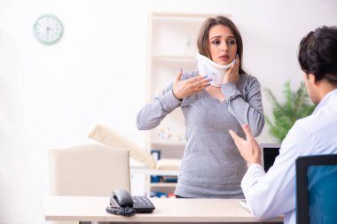 Genç erkek doktor ve kadın güzel hasta.