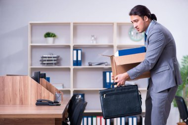 Genç erkek çalışanın işinden kovulması