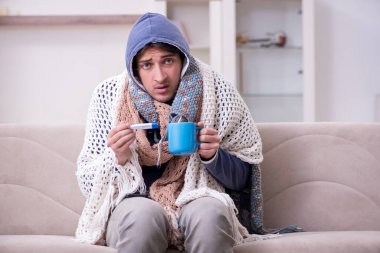 Genç adam evde acı çekiyor.