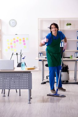 Ofiste çalışan yakışıklı, profesyonel temizlikçi.
