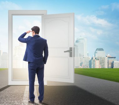 İş fırsatları konseptinde iş adamı kapının önünde.