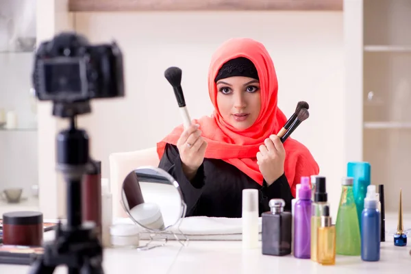 Skönhetsbloggare i hijab inspelning video för hennes blogg — Stockfoto