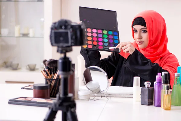 Skönhetsbloggare i hijab inspelning video för hennes blogg — Stockfoto