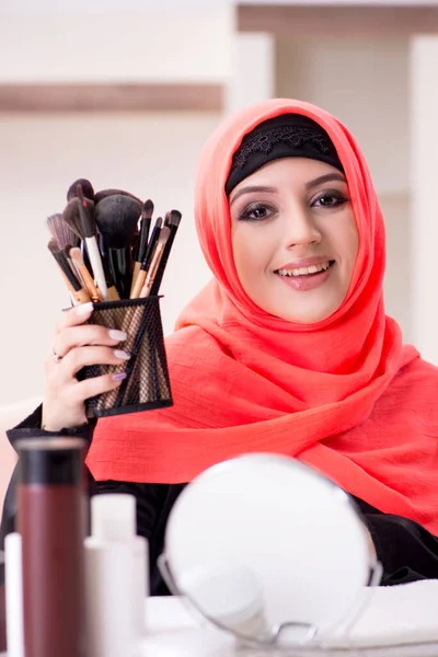 美しいです女性でhijab適用メークアップ — ストック写真
