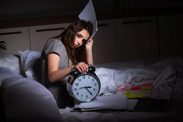 Mujer de negocios cansada trabajando horas extras en casa por la noche — Foto de Stock