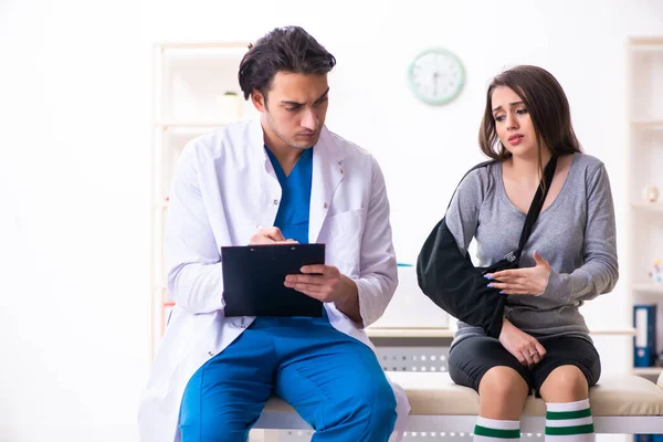 Jeune homme médecin et femme belle patiente — Photo